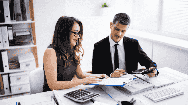 A business finance broker explaining how a revolving credit facility helps with business cash flow.